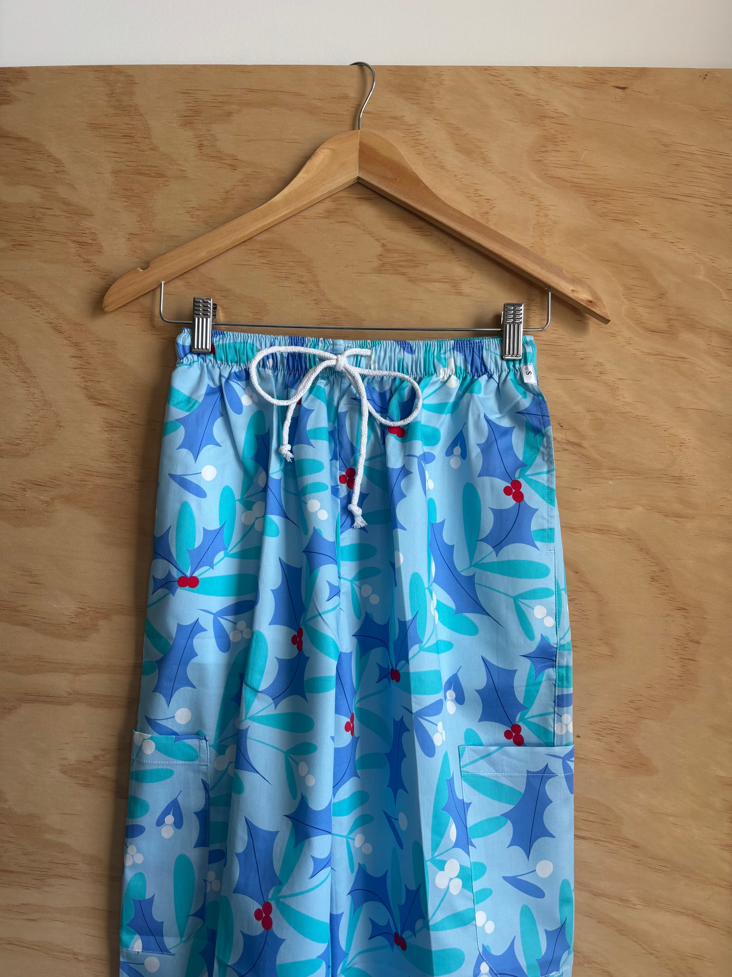 Christmas Light Blue Mistletoe & Holly Print Nursing Scrub Pants